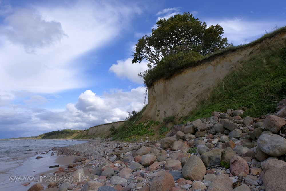 Akmeņi Jūrmalā starp Pāvilostu un Jūrkalni