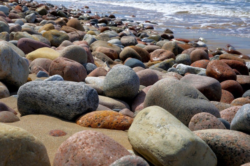 Daudz akmeņu jūras krastā Daudz akmeņu jūras krastā