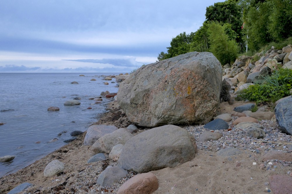 Liels akmens Kaltenes akmeņainajā jūrmalā