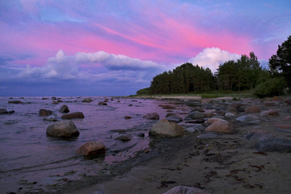 Mērsraga akmeņainā jūrmala pēc saulrieta