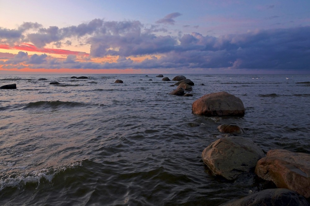 Mērsraga akmeņainā jūrmala pēc saulrieta