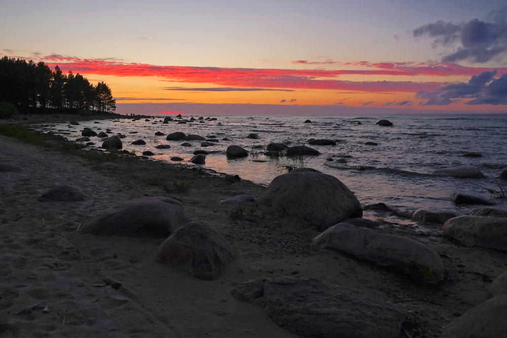 Mērsraga akmeņainā jūrmala pēc saulrieta