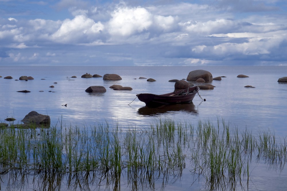 Akmeņainā jūrmala un laiva