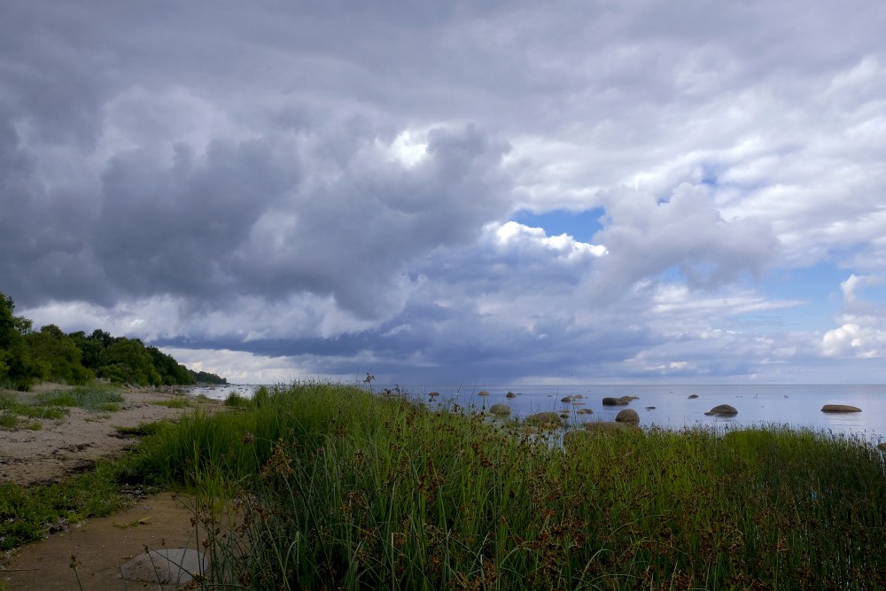 Akmeņainā jūrmala, mākoņainas debesis