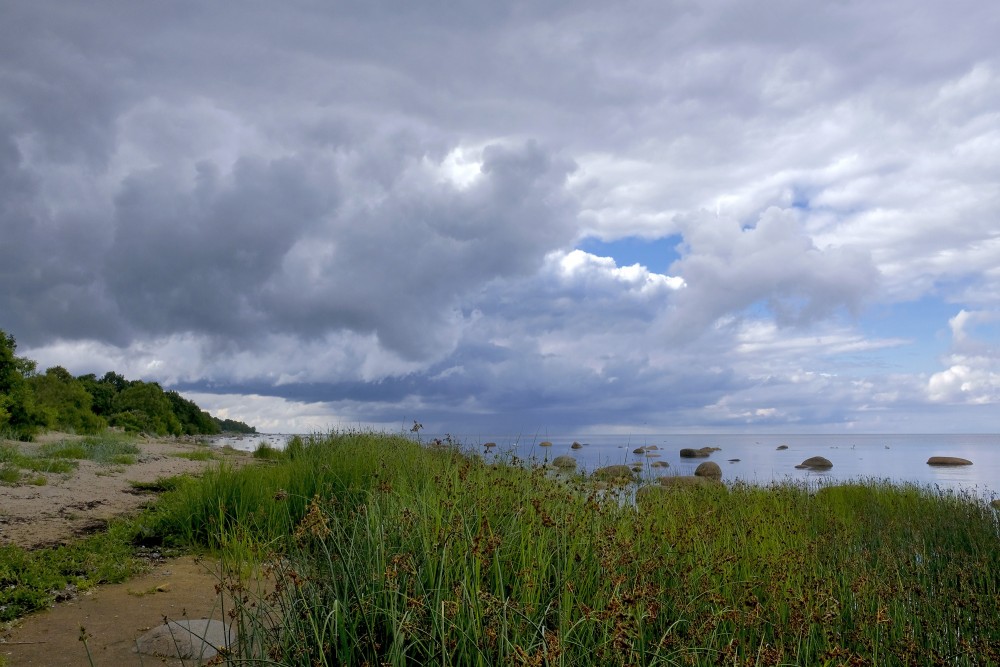 Akmeņainā jūrmala, mākoņainas debesis