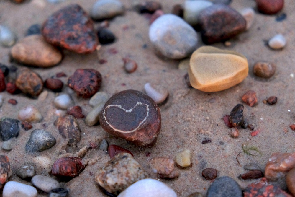 Akmentiņi sirds formā jūras krastā Akmentiņi sirds formā jūras krastā