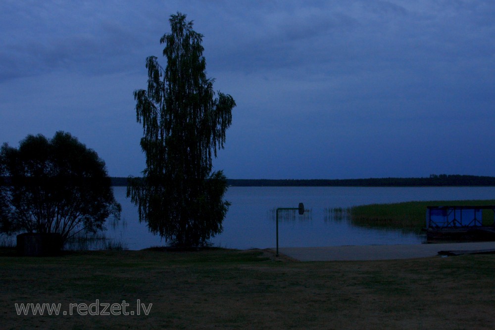 Usmas ezers naktī