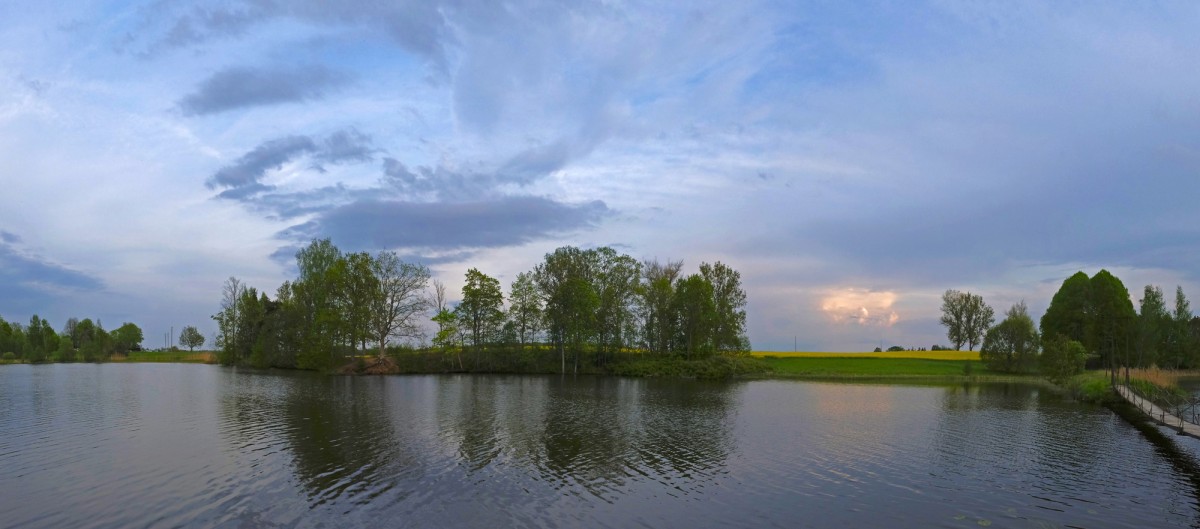 Padures ūdenskrātuves vakara panorāma