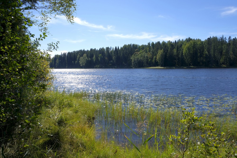 Bānūži Lake