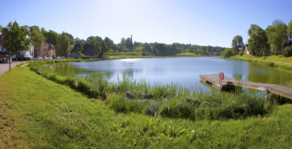 Talsu ezera un Talsu pilskalna panorāma Talsu ezera un Talsu pilskalna panorāma