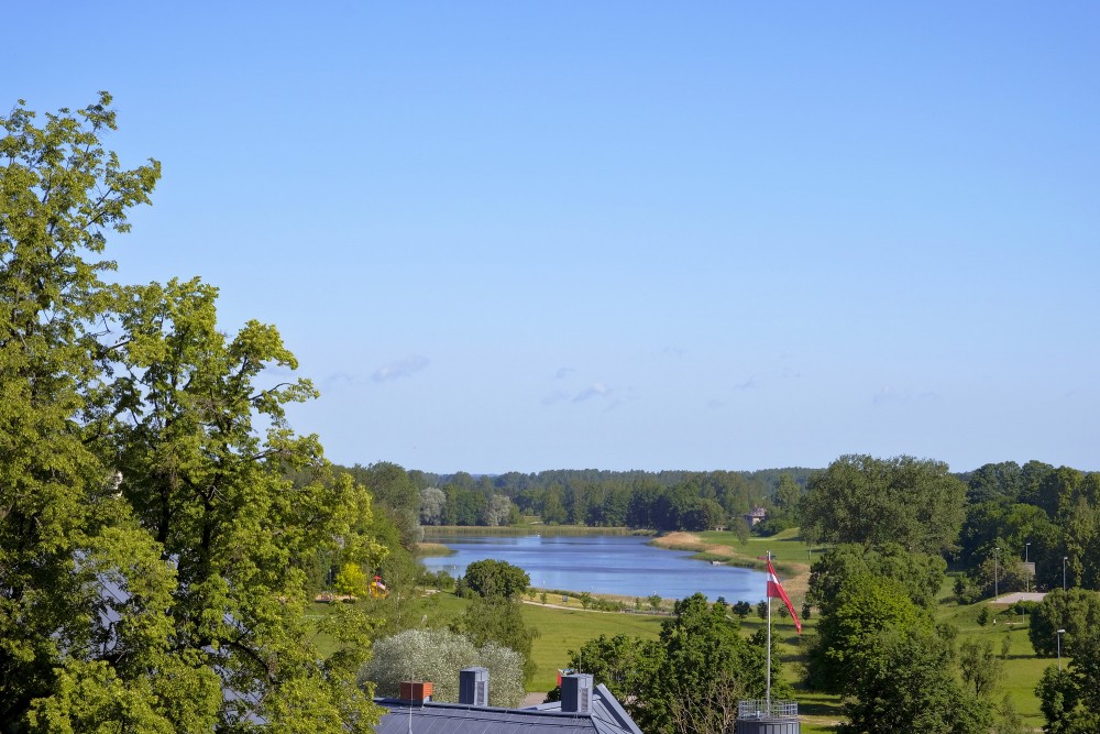 Skats uz Vilkmuižas ezeru no Ķēniņkalna Skats uz Vilkmuižas ezeru no Ķēniņkalna