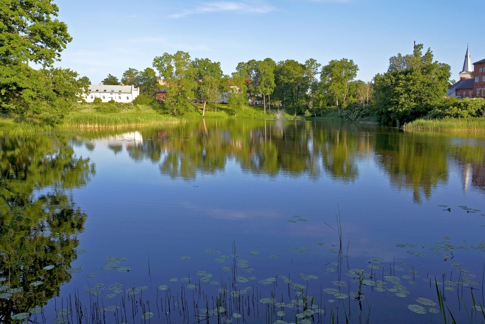 Vakara ainava ar atspulgu ūdenī