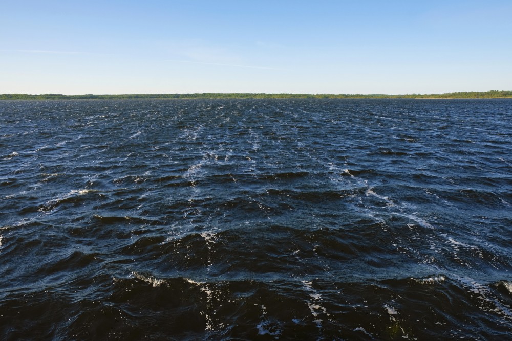 Lielauces ezers vējainā laikā