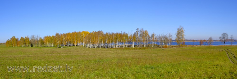 Alauksta ezera rudens panorāma