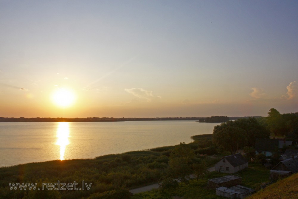 Saullēkts lielajā Ludzas ezerā