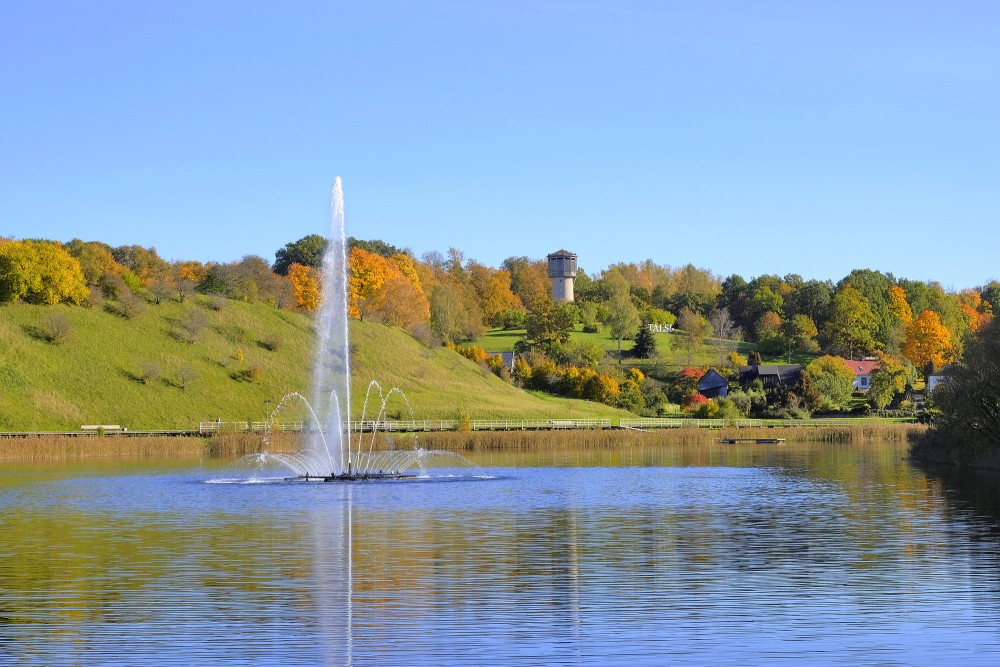 Rudens skats uz Talsu ezeru ar strūklaku un Talsu pilskalnu