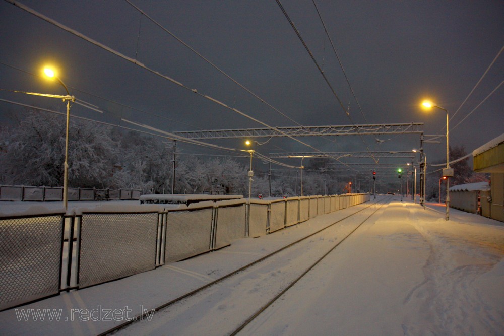 Dzelzceļš ziemas naktī