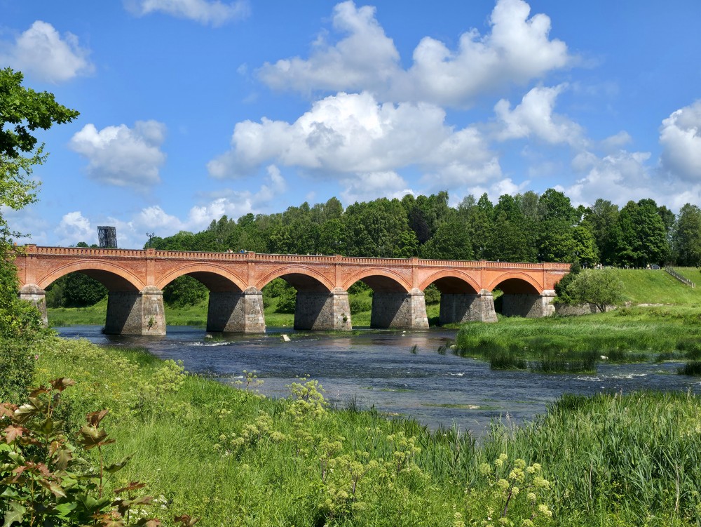 Kuldīgas senais ķieģeļu tilts pār Ventas upi