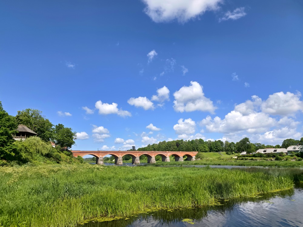 Kuldīgas ainava ar ķieģeļu tiltu