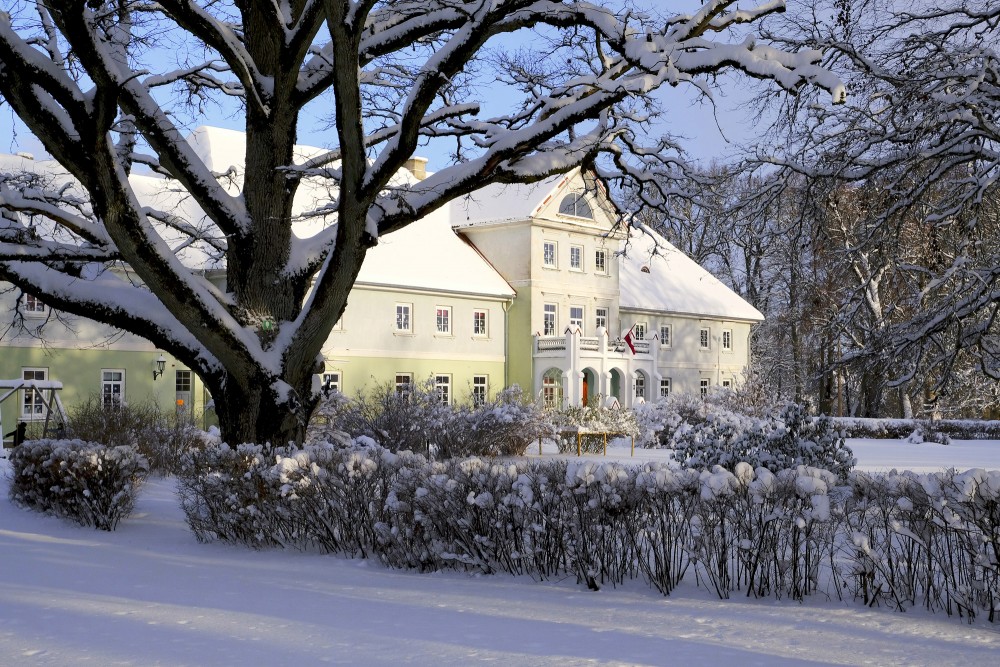 Popes muižas pils ziemā