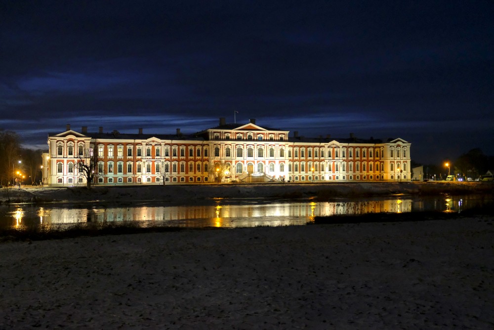 Jelgavas pils naktī