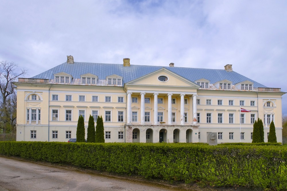 Kazdangas pils pavasarī Kazdangas pils pavasarī