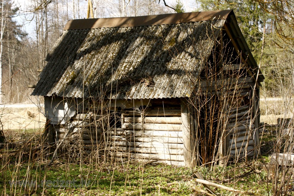 Veca guļbūves saimniecības ēka