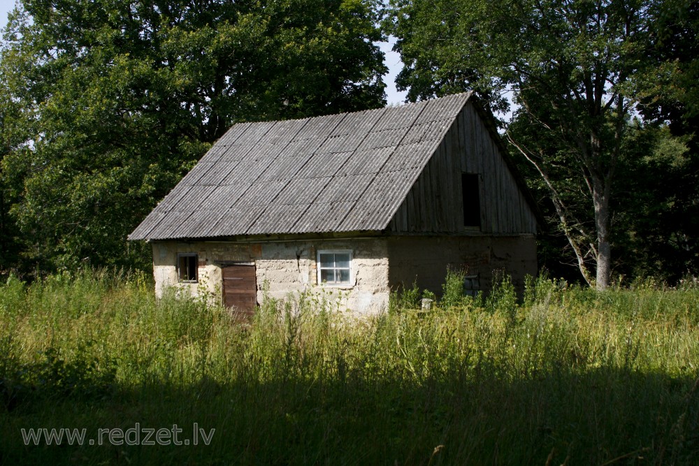 Veca saimniecības ēka