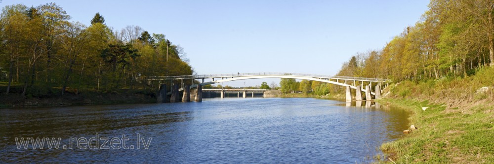 Arkveida gājēju tilts pār Ogres upi