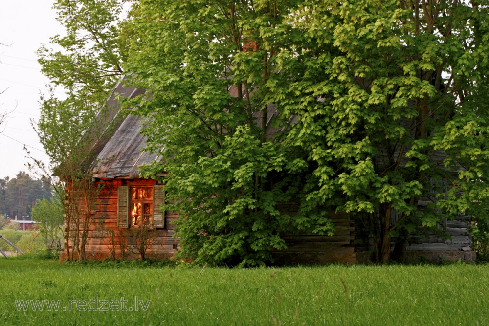 Māja saulrietā