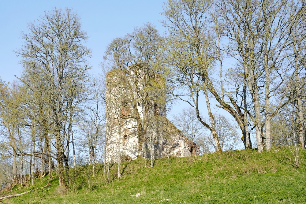 Embūtes luterāņu baznīcas drupas