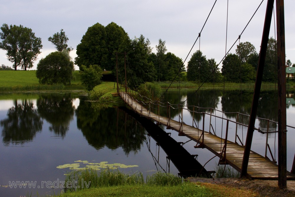 Rope bridge over Padure pond 