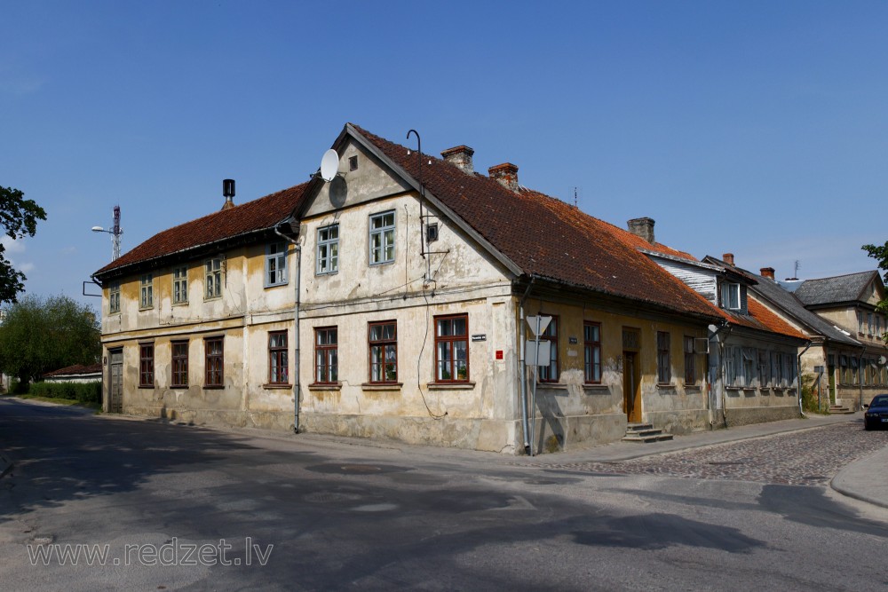 Kuldīga, Mucenieku iela 1