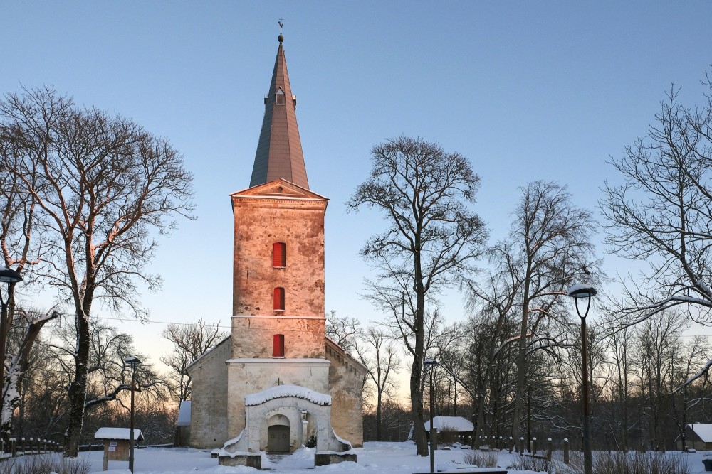 Dundagas luterāņu baznīca ziemas vakarā