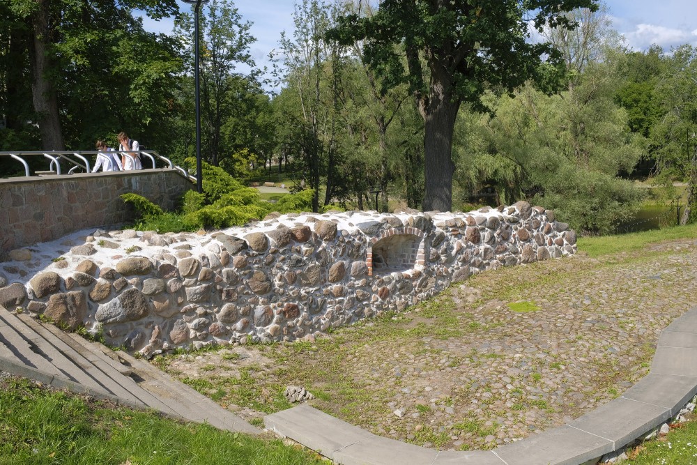 Defensive wall with a manhole and a fragment of an old pavement, Valmiera