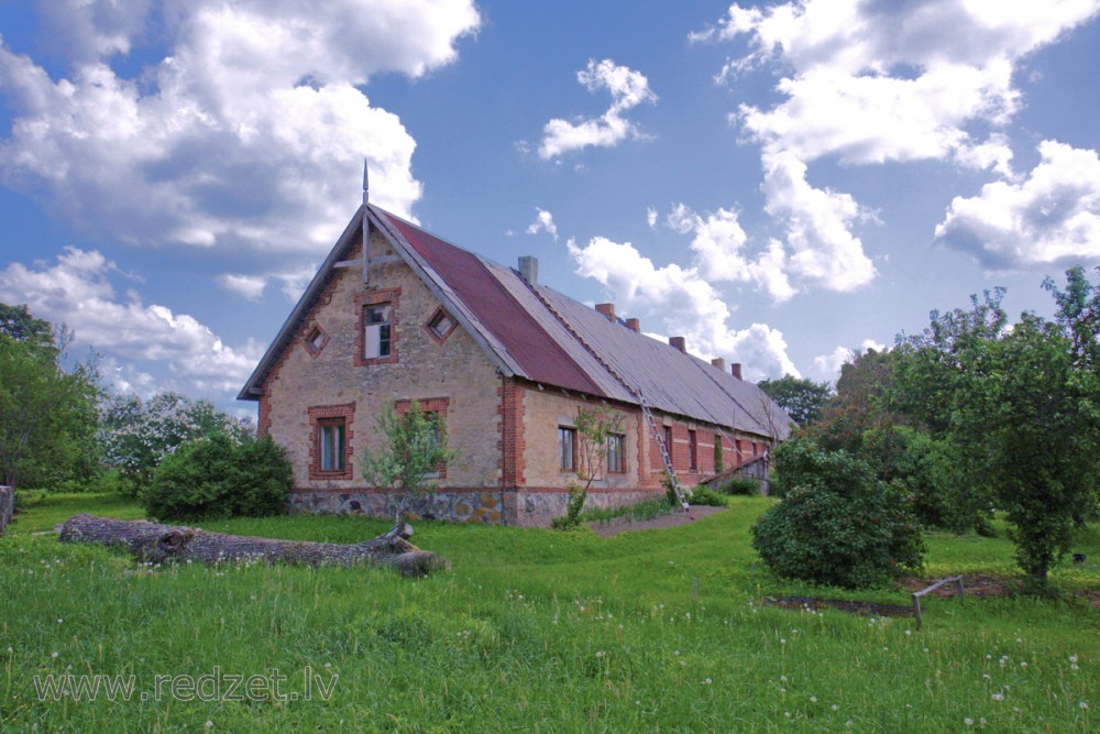 Ropažu vecā skola