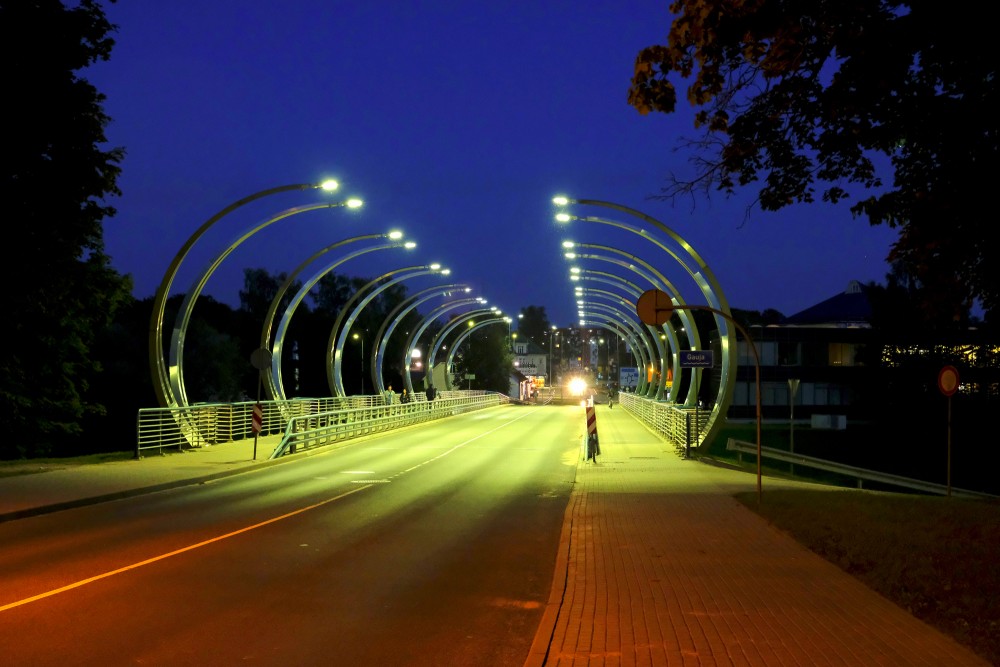 Valmieras tilts pār Gauju naktī