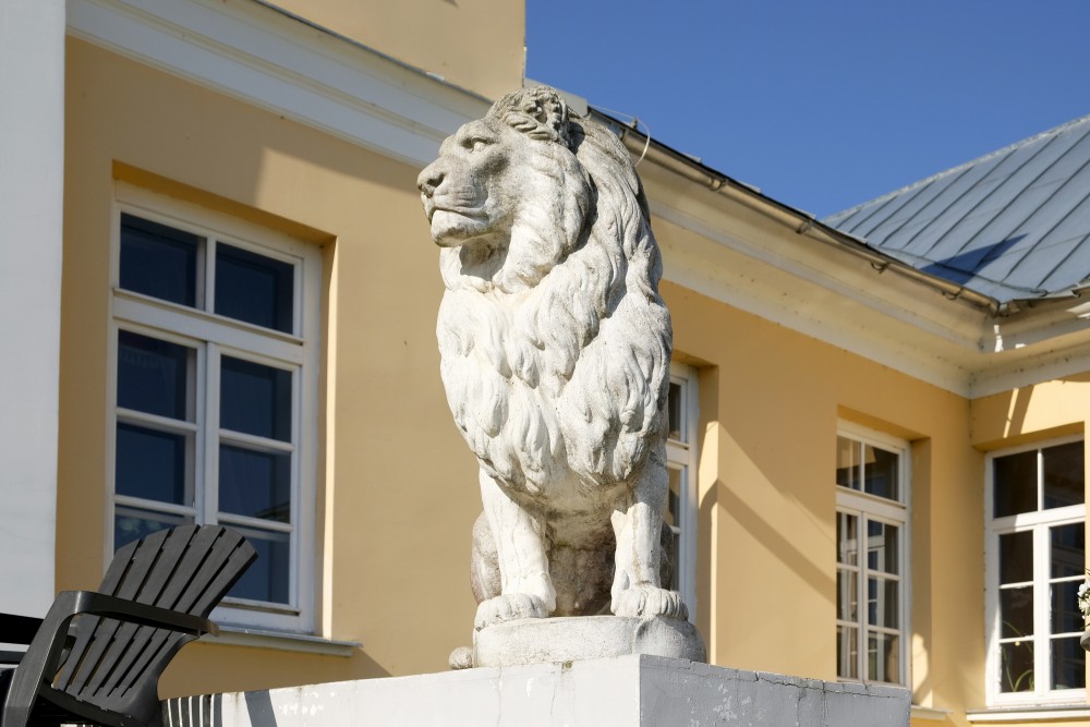 Lauvas skulptūra pie Bruknas muižas