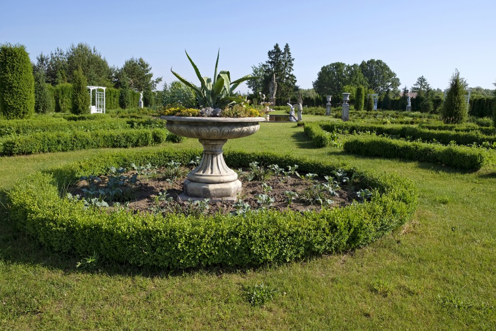Bruknas muižas Renesanses dārzs