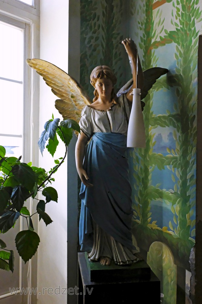 Eņģeļa figūra Bruknas muižā