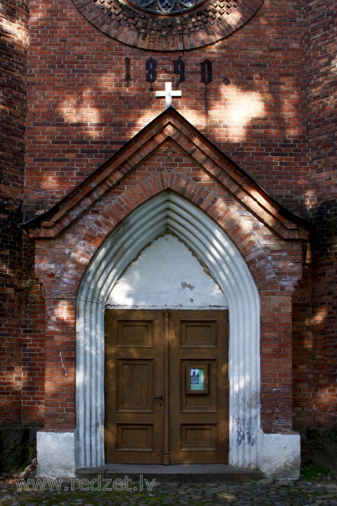 Mazsalacas luterāņu baznīcas ieejas portāls