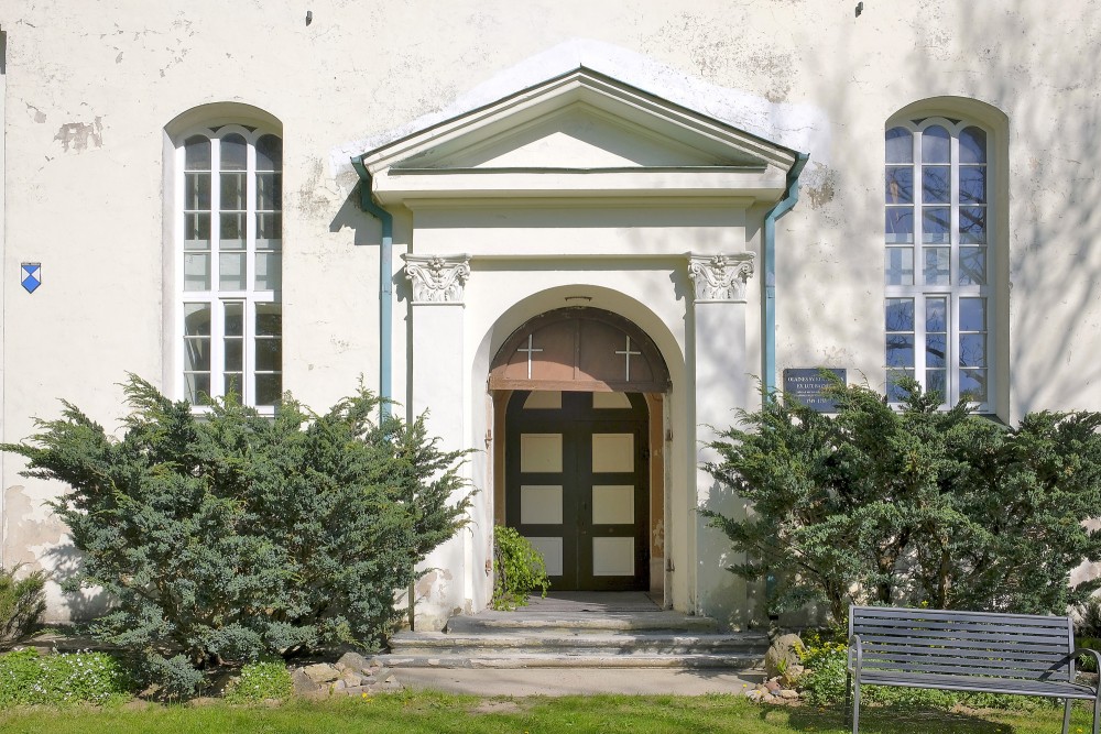 Olaines luterāņu baznīcas ieejas portāls