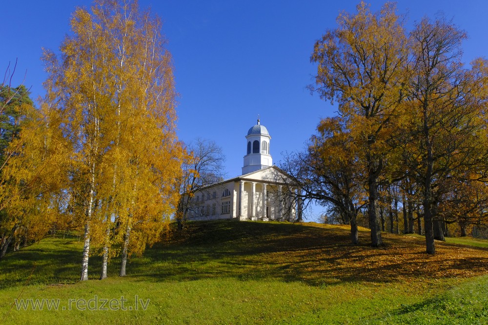 Rudens ainava ar Dzērbenes baznīcu