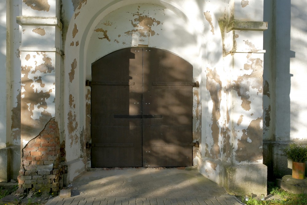 Iecavas luterāņu baznīcas ieejas portāls