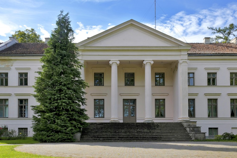 Īvandes muižas pils parka pusē