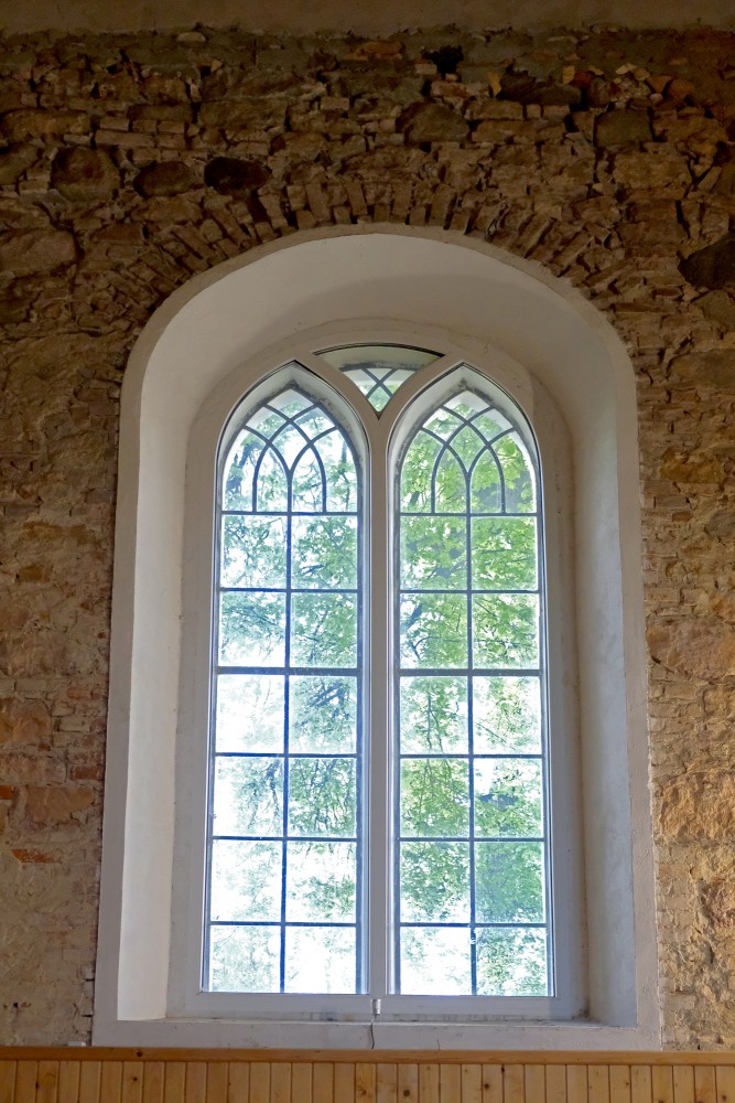 Iecavas luterāņu baznīcas logs
