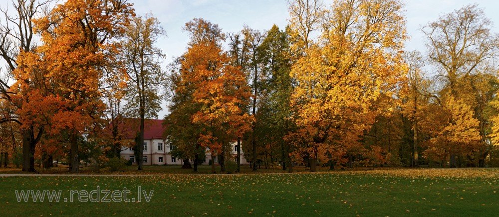 Vānes muižas pils un parks rudenī