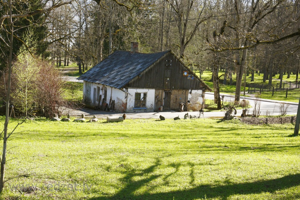 Veca māja Mālpilī