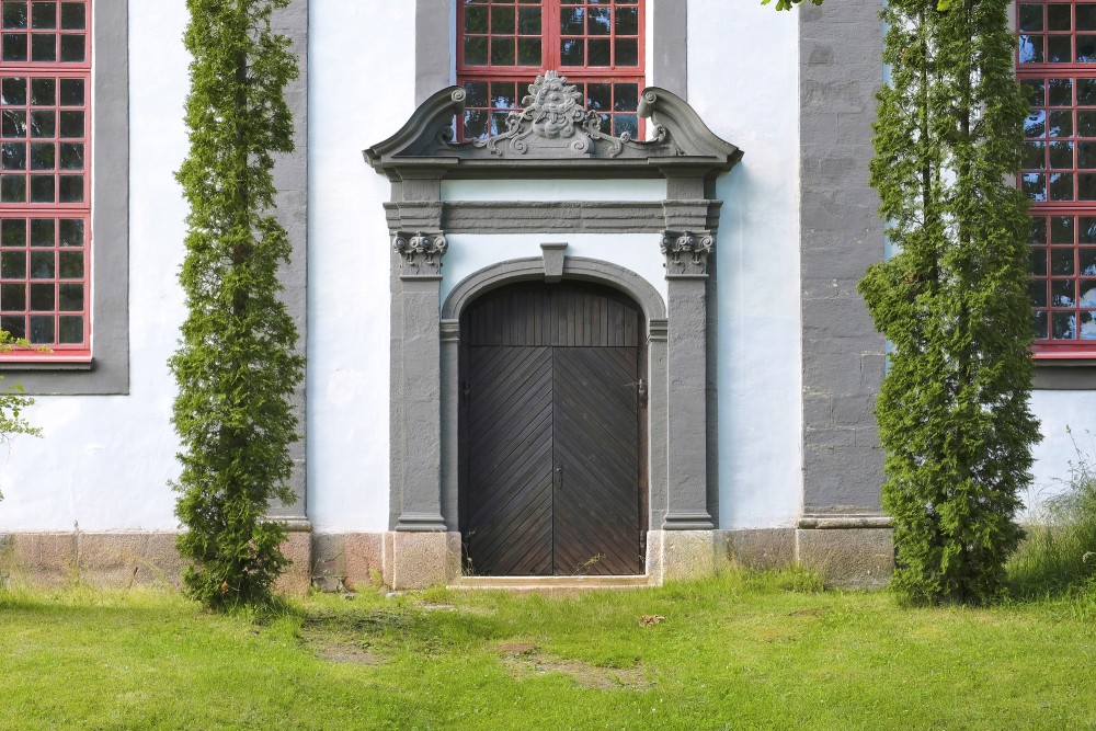 Lēdurgas luterāņu baznīcas sānu ieejas portāls