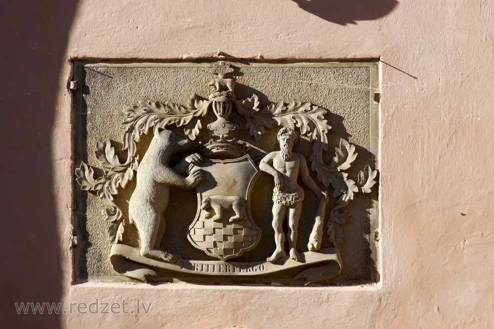 Ģerbonis Ēdoles pils fasādē